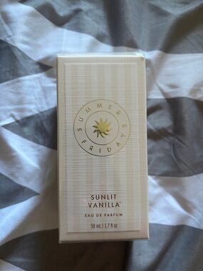 Summer Fridays Sunlit Vanilla Foundation - Cream & Gold Packaging